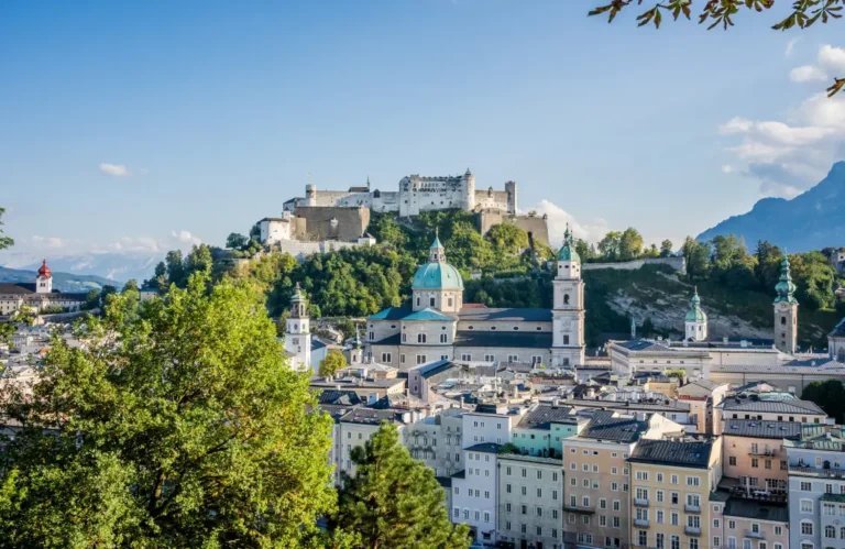 Blick auf die Festung Hohensalzburg bei Schönwetter mit der Altstadt im Vordergrund