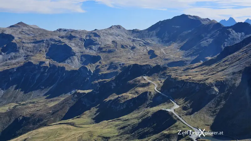 Straße entlang der Großglockner Hochalpenstraße mit blauem Himmel und Bergkulisse