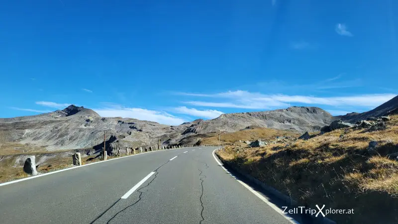 Sommerliche Fahrt auf der Großglockner Hochalpenstraße durch die Alpen