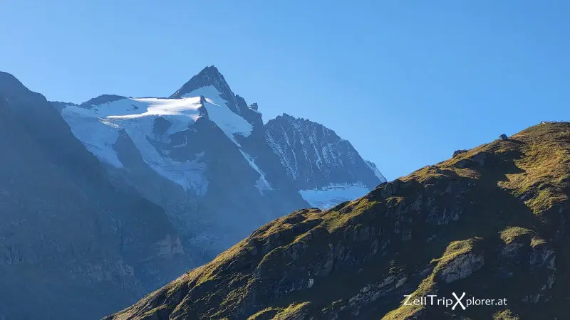 Großglockner Hochalpenstraße bei klarem Himmel mit Großglockner im Hintergrund