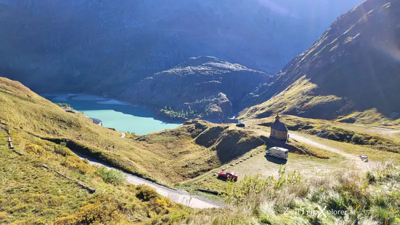 Blick auf die Staumauer entlang der Großglockner Hochalpenstraße
